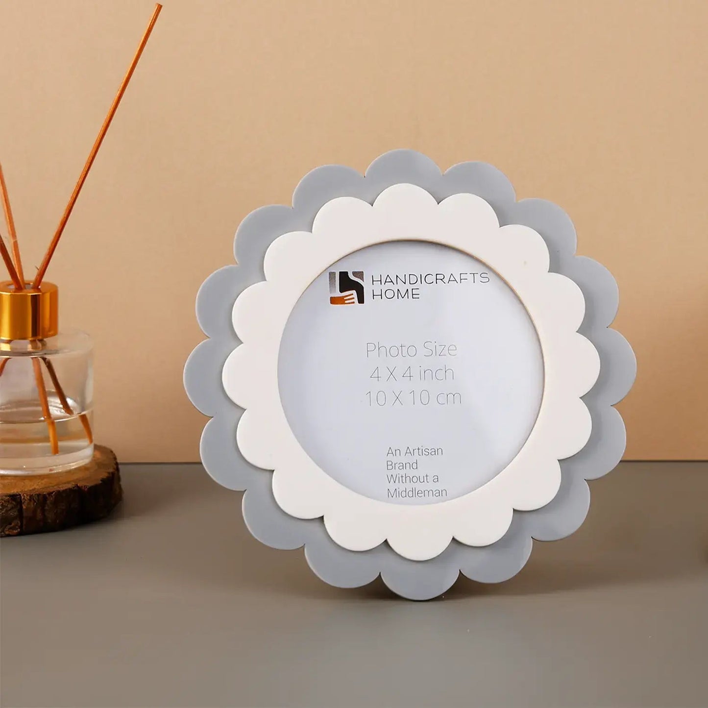 Scalloped Double Layer Round Picture Frame