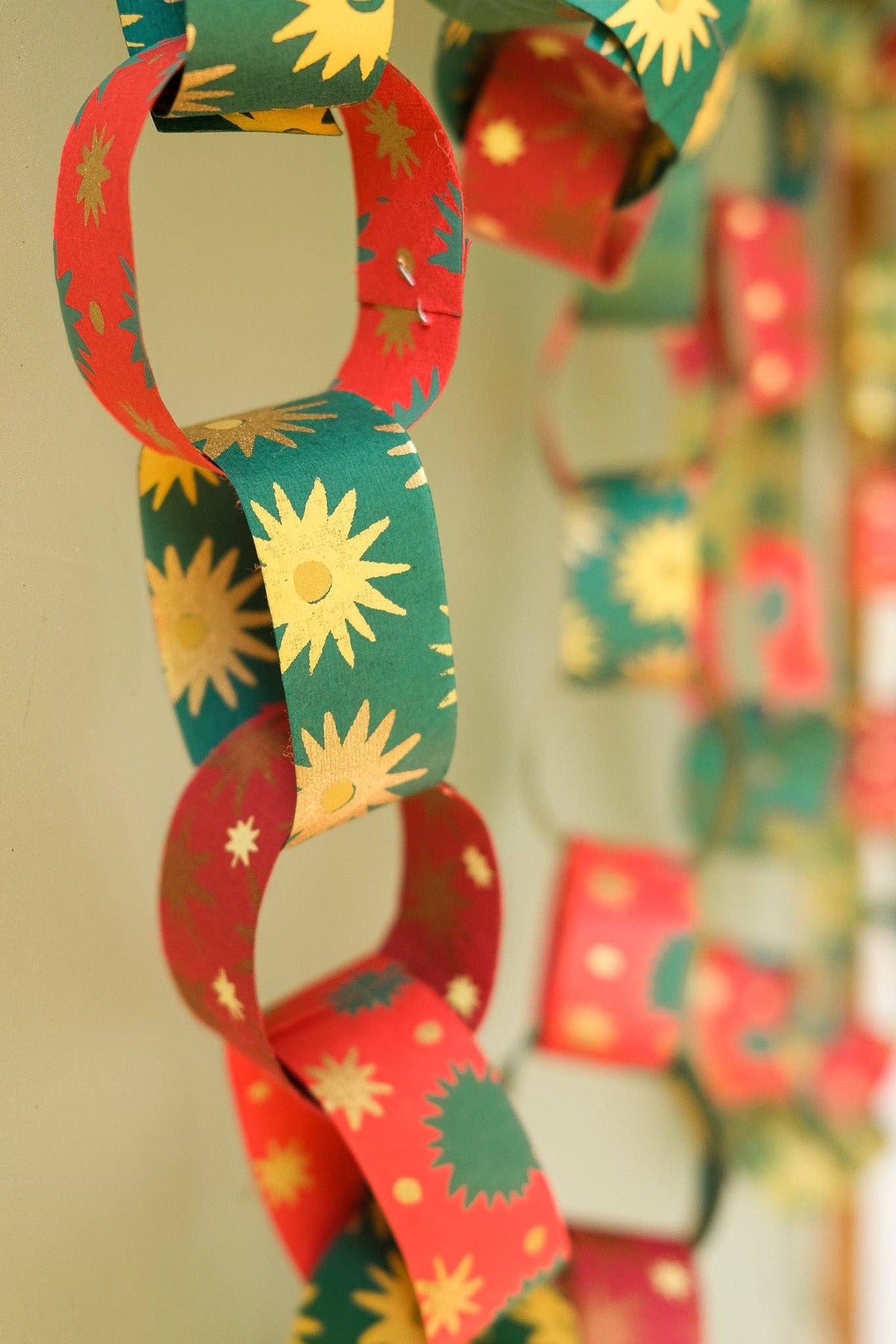 Festive Paper Chain Kit 160 Strips Recycled Paper